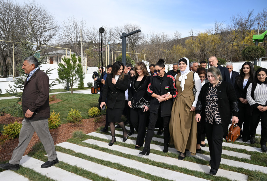 Prezident İlham Əliyev və birinci xanım Mehriban Əliyeva Ağdərənin Həsənriz kəndində sakinlərlə birlikdə Novruz tonqalını alovlandırıblar<font color='red'> - YENİLƏNİB</font><font color=red> - FOTOLAR</font>