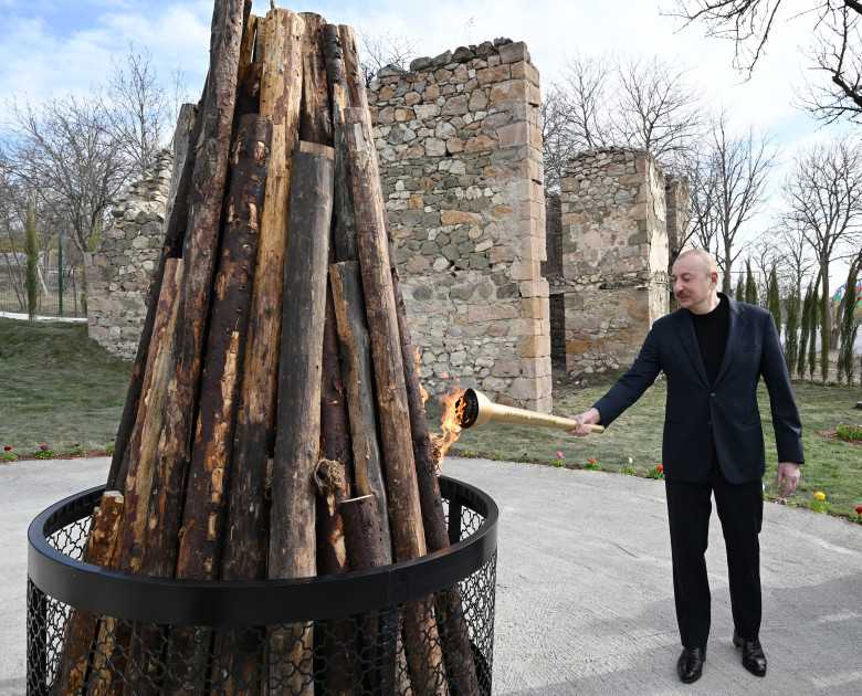 Prezident İlham Əliyev və birinci xanım Mehriban Əliyeva Ağdərənin Həsənriz kəndində sakinlərlə birlikdə Novruz tonqalını alovlandırıblar<font color='red'> - YENİLƏNİB</font><font color=red> - FOTOLAR</font>