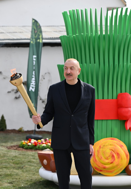 Prezident İlham Əliyev və birinci xanım Mehriban Əliyeva Ağdərənin Həsənriz kəndində sakinlərlə birlikdə Novruz tonqalını alovlandırıblar<font color='red'> - YENİLƏNİB</font><font color=red> - FOTOLAR</font>