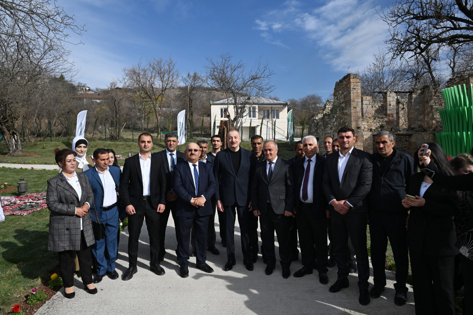 Prezident İlham Əliyev və birinci xanım Mehriban Əliyeva Ağdərənin Həsənriz kəndində sakinlərlə birlikdə Novruz tonqalını alovlandırıblar<font color='red'> - YENİLƏNİB</font><font color=red> - FOTOLAR</font>