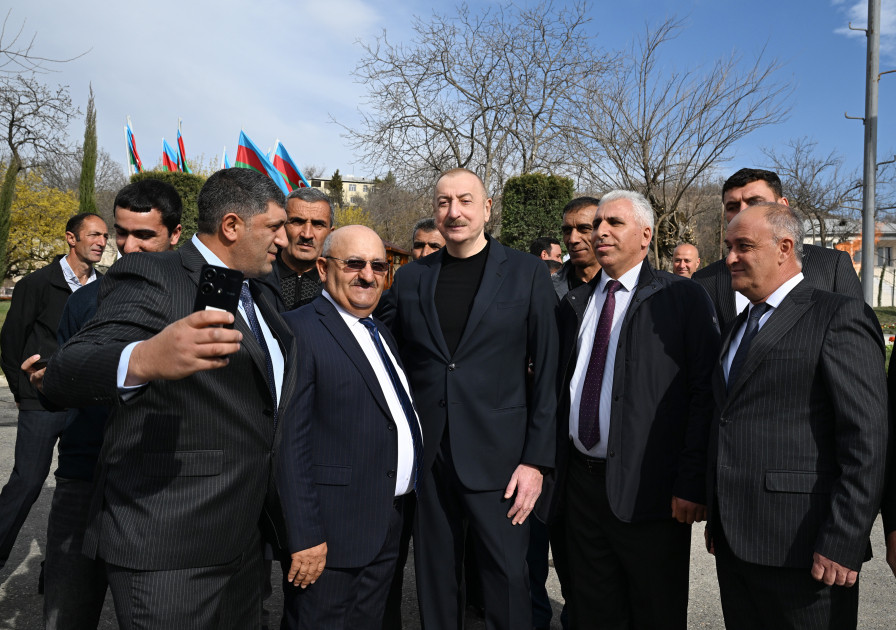Prezident İlham Əliyev və birinci xanım Mehriban Əliyeva Ağdərənin Həsənriz kəndində sakinlərlə birlikdə Novruz tonqalını alovlandırıblar<font color='red'> - YENİLƏNİB</font><font color=red> - FOTOLAR</font>