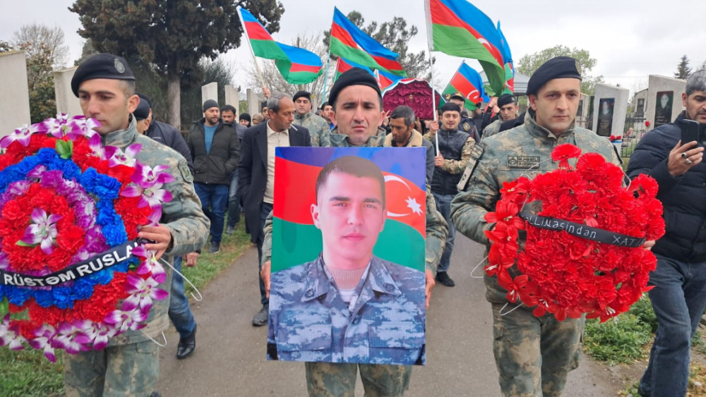 Qar uçqununda həlak olan hərbi qulluqçu Rüstəm Həmidov Bərdədə torpağa tapşırılıb<font color=red> - FOTOLAR</font>