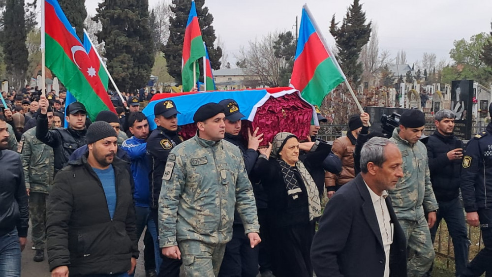 Qar uçqununda həlak olan hərbi qulluqçu Rüstəm Həmidov Bərdədə torpağa tapşırılıb<font color=red> - FOTOLAR</font>