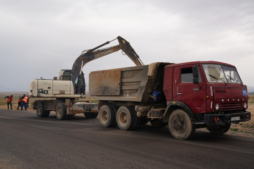 Naxçıvanda uzunluğu 5.1 km təşkil edən avtomobil yolunda əsaslı təmir işləri davam edir<font color=red> - FOTOLAR</font>