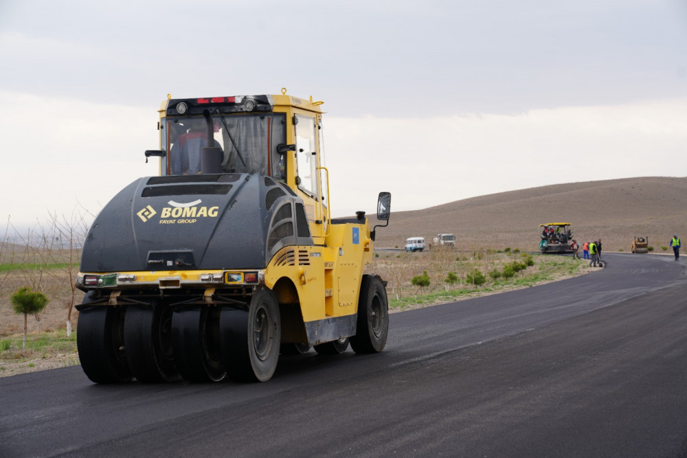 Naxçıvanda uzunluğu 5.1 km təşkil edən avtomobil yolunda əsaslı təmir işləri davam edir<font color=red> - FOTOLAR</font>