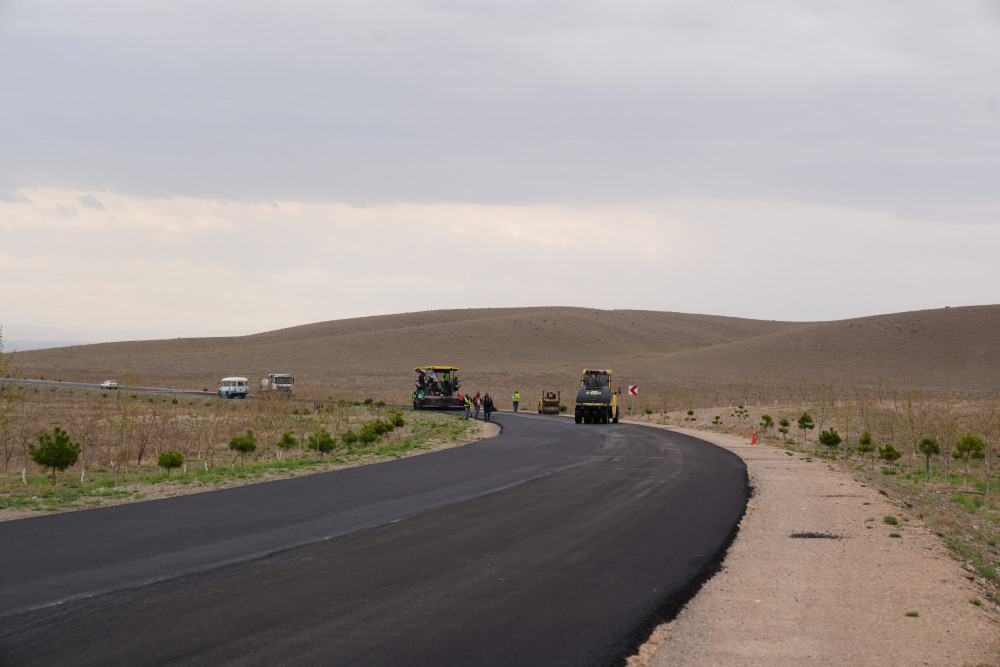 Naxçıvanda uzunluğu 5.1 km təşkil edən avtomobil yolunda əsaslı təmir işləri davam edir<font color=red> - FOTOLAR</font>