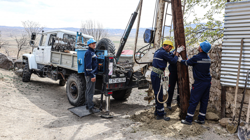 Babək rayonunun Nəhəcir kəndində elektrik təsərrüfatı yenidən qurulur<font color=red> - FOTOLAR</font>