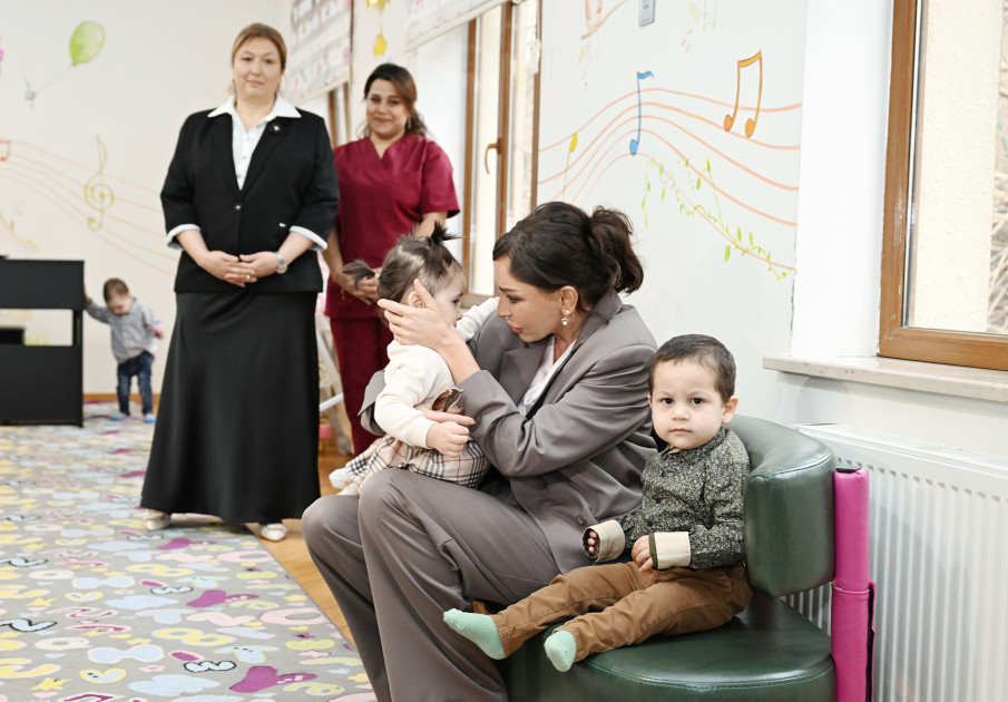 Birinci vitse-prezident Mehriban Əliyeva və Heydər Əliyev Fondunun vitse-prezidenti Leyla Əliyeva Bakıdakı 1 saylı körpələr evində və 1 saylı uşaq evi sosial xidmət müəssisəsində olublar<font color=red> - FOTOLAR</font>