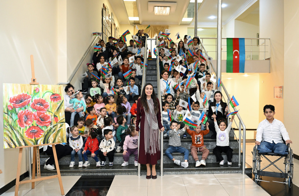 Birinci vitse-prezident Mehriban Əliyeva və Heydər Əliyev Fondunun vitse-prezidenti Leyla Əliyeva Bakıdakı 1 saylı körpələr evində və 1 saylı uşaq evi sosial xidmət müəssisəsində olublar<font color=red> - FOTOLAR</font>