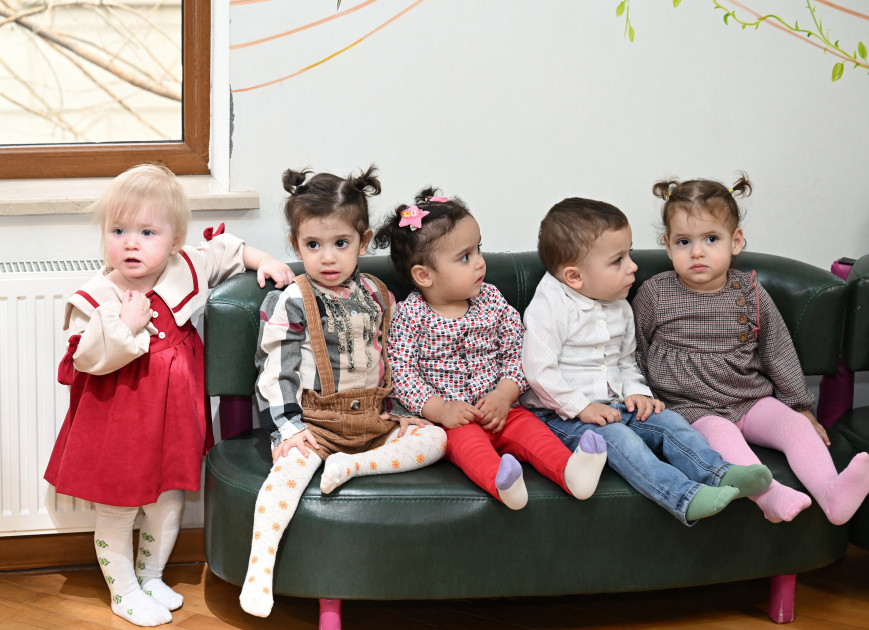 Birinci vitse-prezident Mehriban Əliyeva və Heydər Əliyev Fondunun vitse-prezidenti Leyla Əliyeva Bakıdakı 1 saylı körpələr evində və 1 saylı uşaq evi sosial xidmət müəssisəsində olublar<font color=red> - FOTOLAR</font>