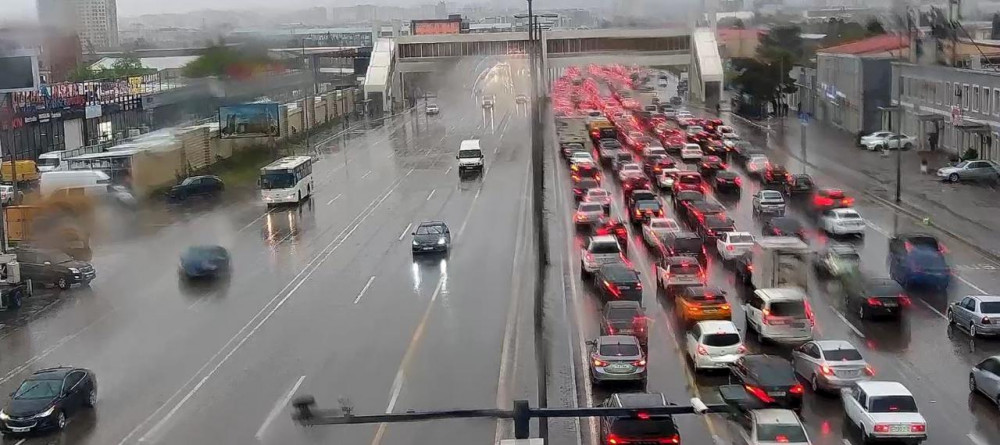 Əlverişsiz hava ilə əlaqəli yollardakı vəziyyət açıqlanıb<font color=red> - FOTOLAR</font>