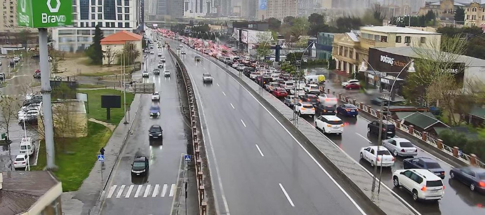 Əlverişsiz hava ilə əlaqəli yollardakı vəziyyət açıqlanıb<font color=red> - FOTOLAR</font>