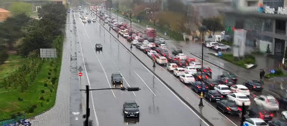 Əlverişsiz hava ilə əlaqəli yollardakı vəziyyət açıqlanıb<font color=red> - FOTOLAR</font>