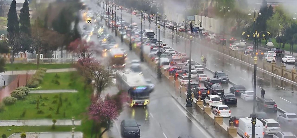 Əlverişsiz hava ilə əlaqəli yollardakı vəziyyət açıqlanıb<font color=red> - FOTOLAR</font>