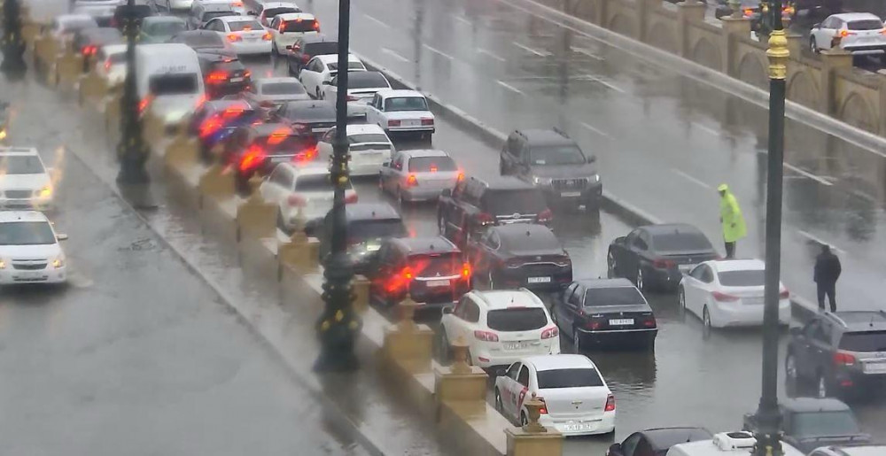 Əlverişsiz hava ilə əlaqəli yollardakı vəziyyət açıqlanıb<font color=red> - FOTOLAR</font>