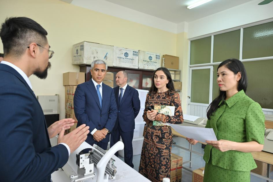 Leyla Əliyeva Hanoyda görmə qabiliyyəti məhdud şəxslər üçün məktəbdə olub<font color=red> - FOTOLAR</font>