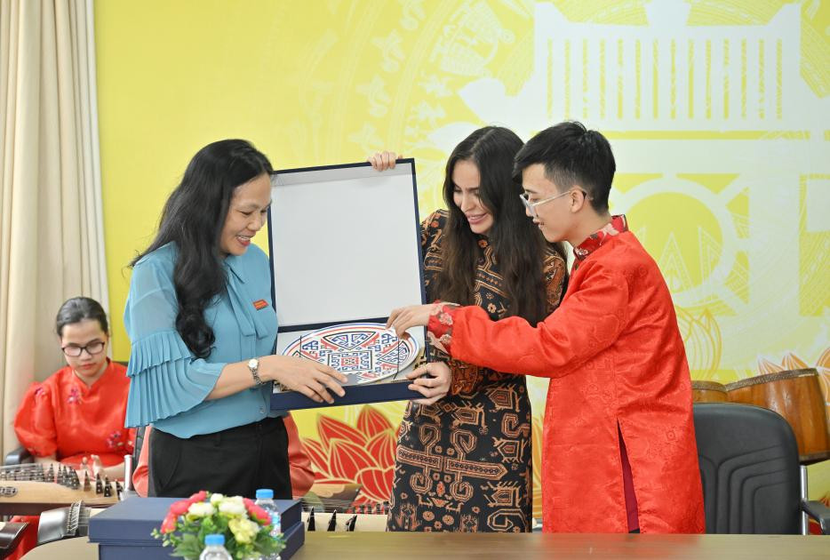 Leyla Əliyeva Hanoyda görmə qabiliyyəti məhdud şəxslər üçün məktəbdə olub<font color=red> - FOTOLAR</font>