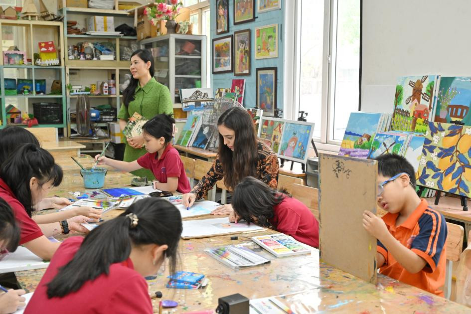 Leyla Əliyeva Hanoyda görmə qabiliyyəti məhdud şəxslər üçün məktəbdə olub<font color=red> - FOTOLAR</font>