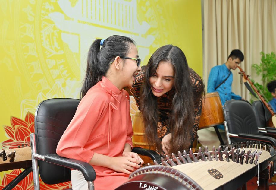 Leyla Əliyeva Hanoyda görmə qabiliyyəti məhdud şəxslər üçün məktəbdə olub<font color=red> - FOTOLAR</font>