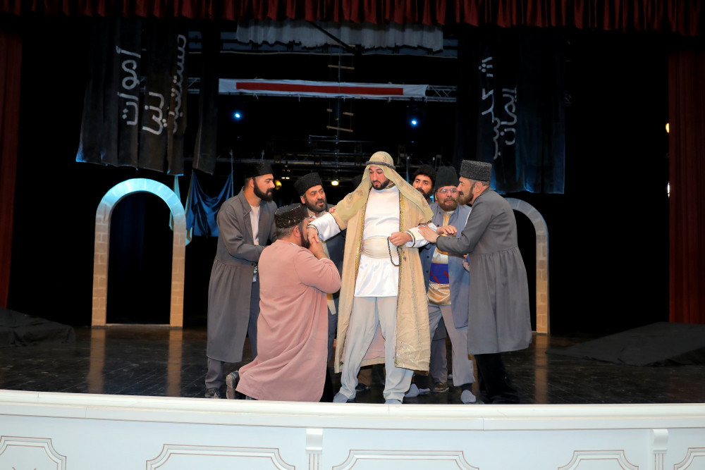 Naxçıvan teatrında “Ölülər” tamaşası təqdim edilib<font color=red> - FOTOLAR</font>