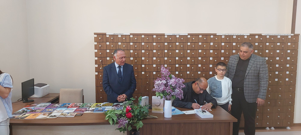 İki yeni kitabla Elxan Yurdoğlunun söz yolçuluğu<font color=red> - FOTOLAR</font>