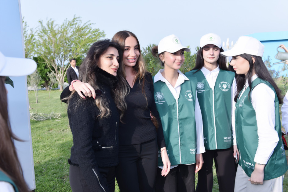 Leyla Əliyeva və Arzu Əliyeva Sumqayıtda ağacəkmə aksiyasında iştirak ediblər<font color=red> - FOTOLAR</font>