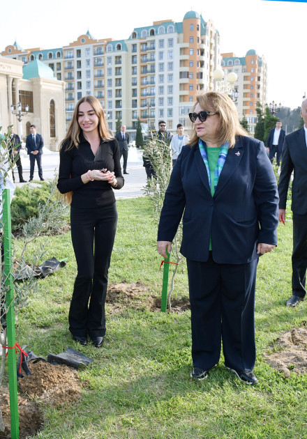 Leyla Əliyeva və Arzu Əliyeva Sumqayıtda ağacəkmə aksiyasında iştirak ediblər<font color=red> - FOTOLAR</font>