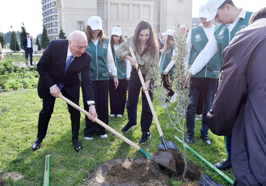 Leyla Əliyeva və Arzu Əliyeva Sumqayıtda ağacəkmə aksiyasında iştirak ediblər<font color=red> - FOTOLAR</font>