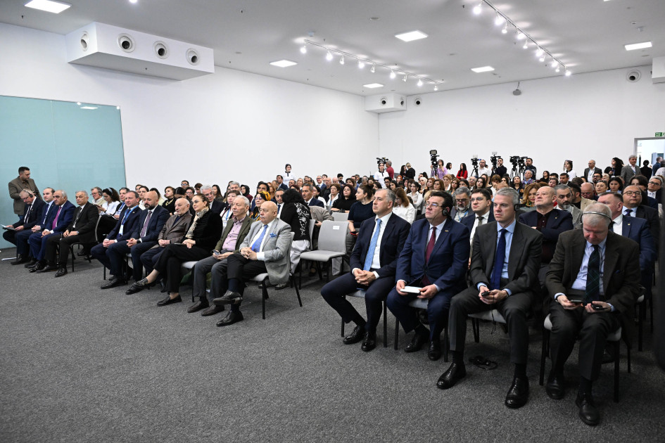 11 ölkədən olan xalçaçı ekspertlər Bakı Beynəlxalq Xalça Forumunda bir araya gəlib<font color=red> - FOTOLAR</font>