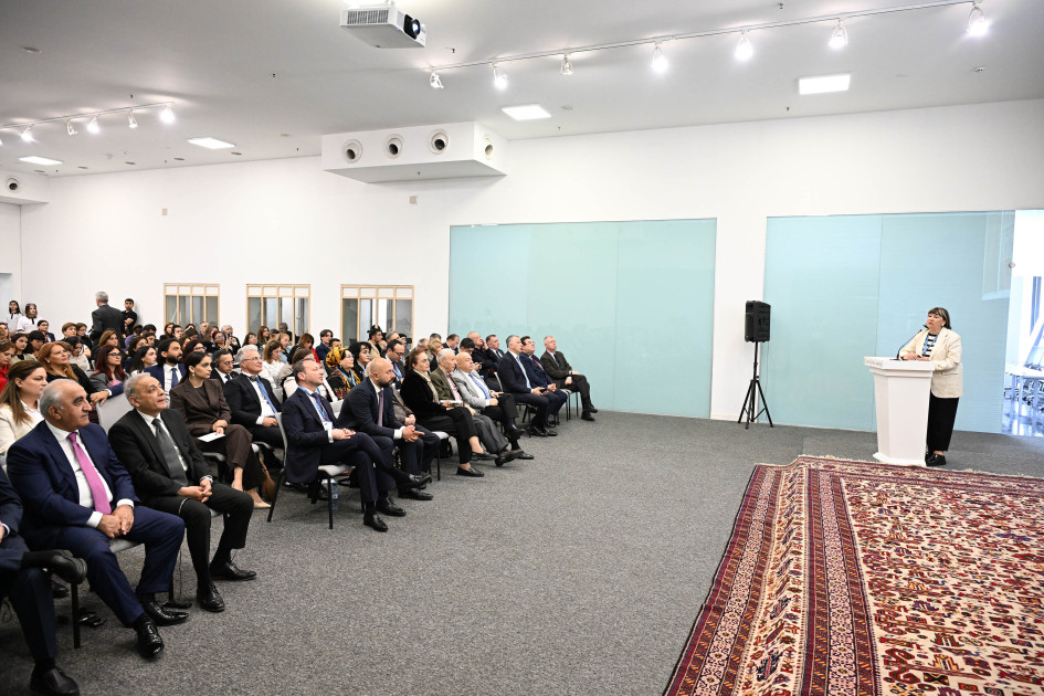 11 ölkədən olan xalçaçı ekspertlər Bakı Beynəlxalq Xalça Forumunda bir araya gəlib<font color=red> - FOTOLAR</font>