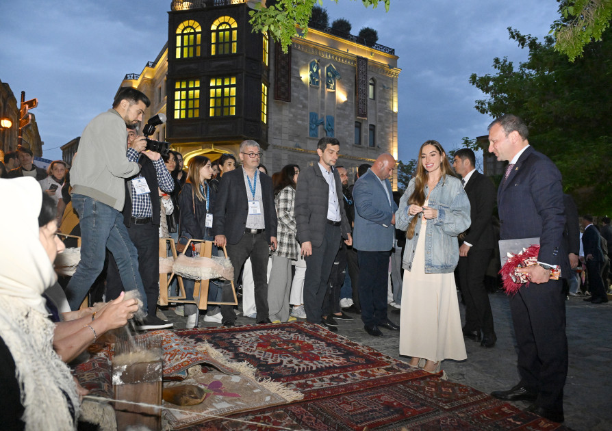 Leyla Əliyeva və Arzu Əliyeva Beynəlxalq Xalça Festivalını ziyarət ediblər<font color=red> - FOTOLAR</font>