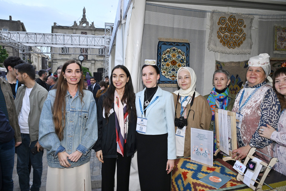 Leyla Əliyeva və Arzu Əliyeva Beynəlxalq Xalça Festivalını ziyarət ediblər<font color=red> - FOTOLAR</font>