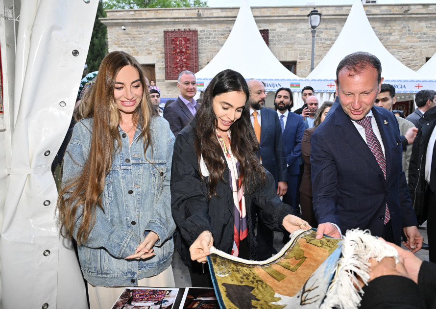 Leyla Əliyeva və Arzu Əliyeva Beynəlxalq Xalça Festivalını ziyarət ediblər<font color=red> - FOTOLAR</font>