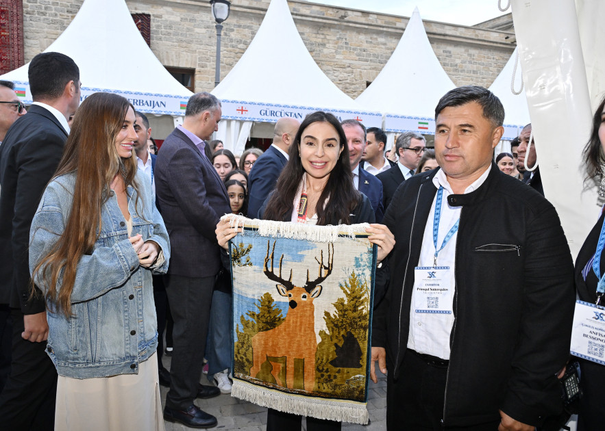 Leyla Əliyeva və Arzu Əliyeva Beynəlxalq Xalça Festivalını ziyarət ediblər<font color=red> - FOTOLAR</font>