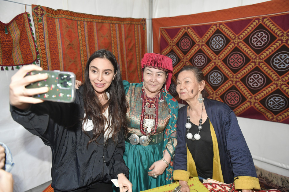 Leyla Əliyeva və Arzu Əliyeva Beynəlxalq Xalça Festivalını ziyarət ediblər<font color=red> - FOTOLAR</font>