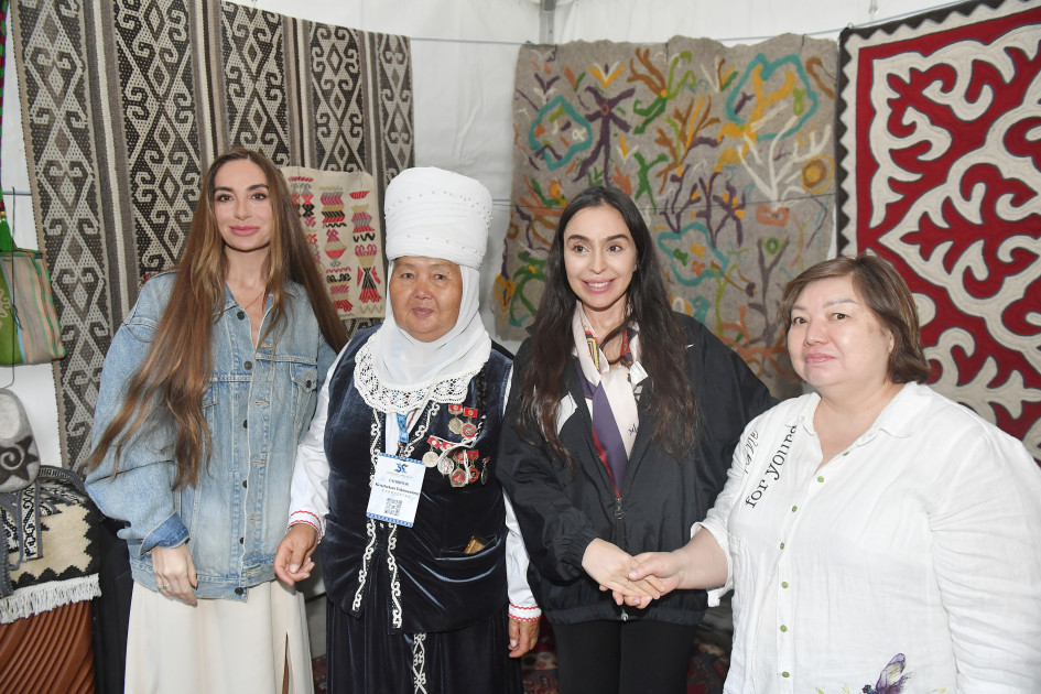 Leyla Əliyeva və Arzu Əliyeva Beynəlxalq Xalça Festivalını ziyarət ediblər<font color=red> - FOTOLAR</font>