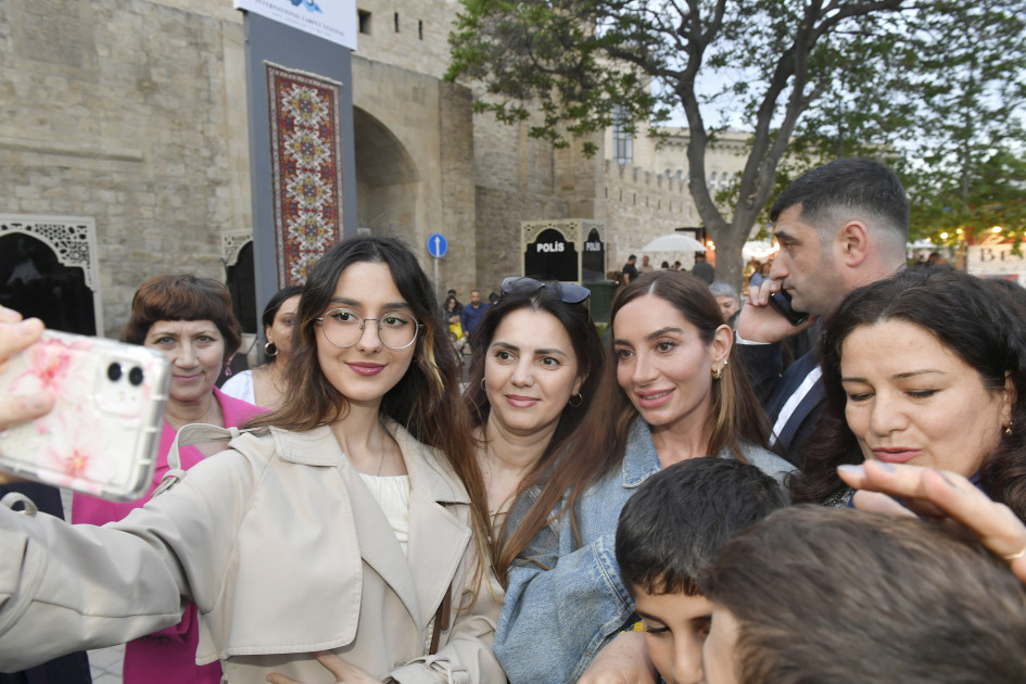 Leyla Əliyeva və Arzu Əliyeva Beynəlxalq Xalça Festivalını ziyarət ediblər<font color=red> - FOTOLAR</font>