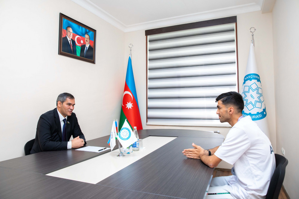 Qəzənfər Abdullayev “Bakı Marafonu”nda 6-cı yerin qalibi olan atlet Əmrah Nağıyevi qəbul edib<font color=red> - FOTOLAR</font>