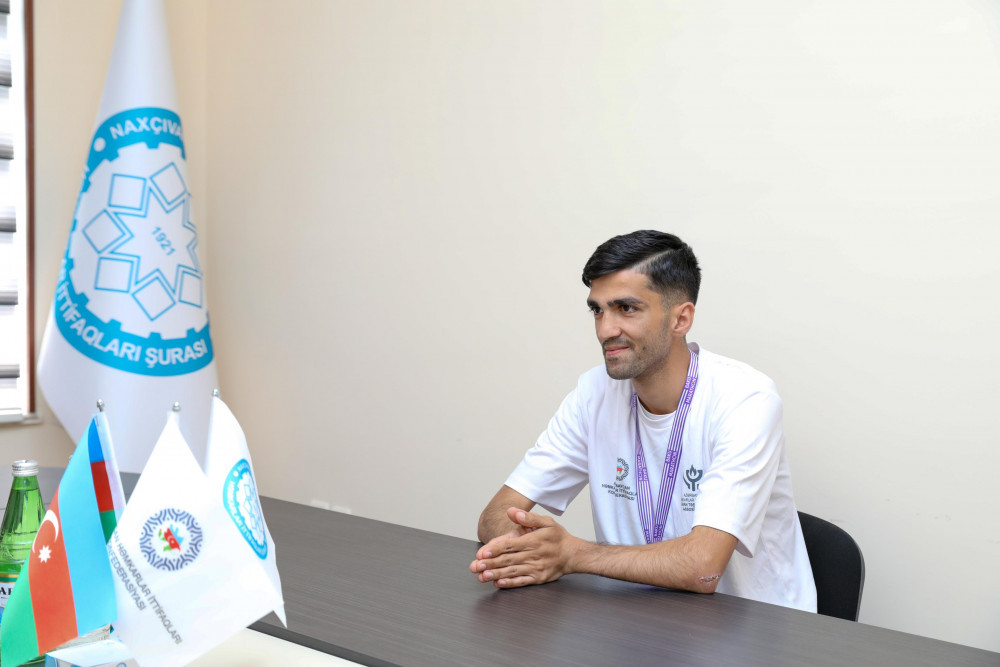 Qəzənfər Abdullayev “Bakı Marafonu”nda 6-cı yerin qalibi olan atlet Əmrah Nağıyevi qəbul edib<font color=red> - FOTOLAR</font>