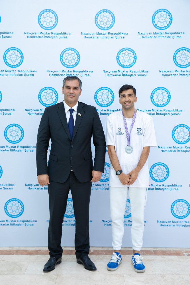 Qəzənfər Abdullayev “Bakı Marafonu”nda 6-cı yerin qalibi olan atlet Əmrah Nağıyevi qəbul edib<font color=red> - FOTOLAR</font>