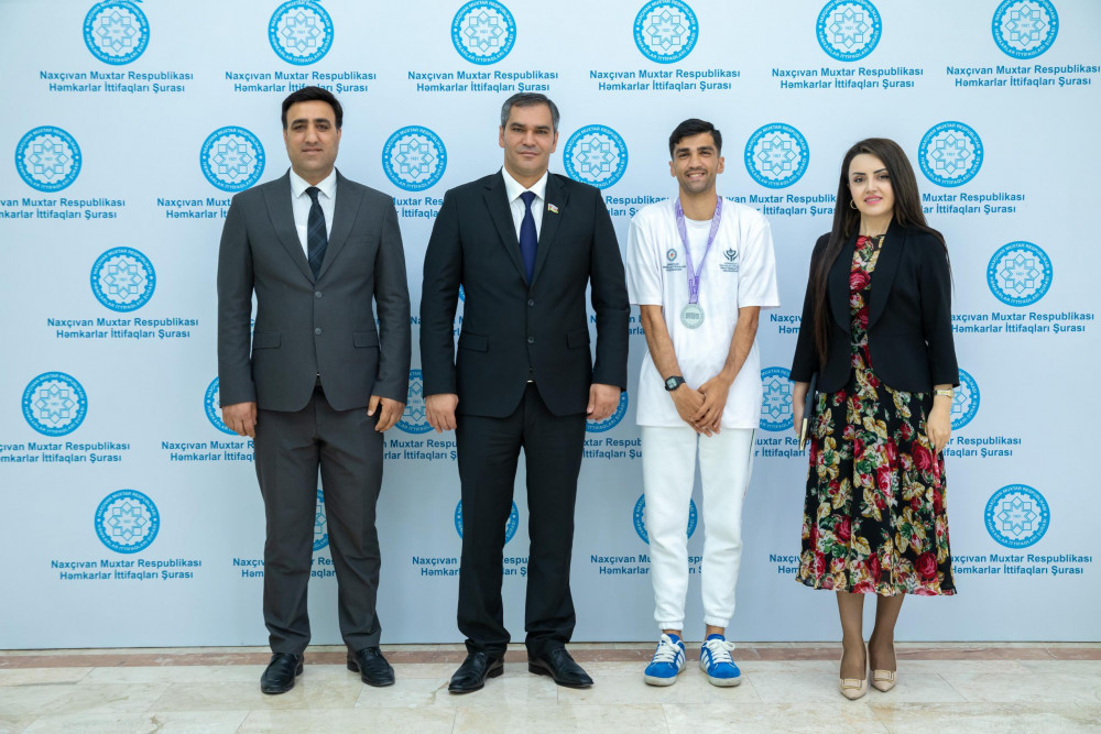 Qəzənfər Abdullayev “Bakı Marafonu”nda 6-cı yerin qalibi olan atlet Əmrah Nağıyevi qəbul edib<font color=red> - FOTOLAR</font>