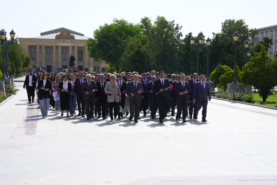 Naxçıvan Dövlət Universitetində “Ulu Öndərin Xatirə Həftəsi”nə start verilib<font color=red> - FOTOLAR</font>