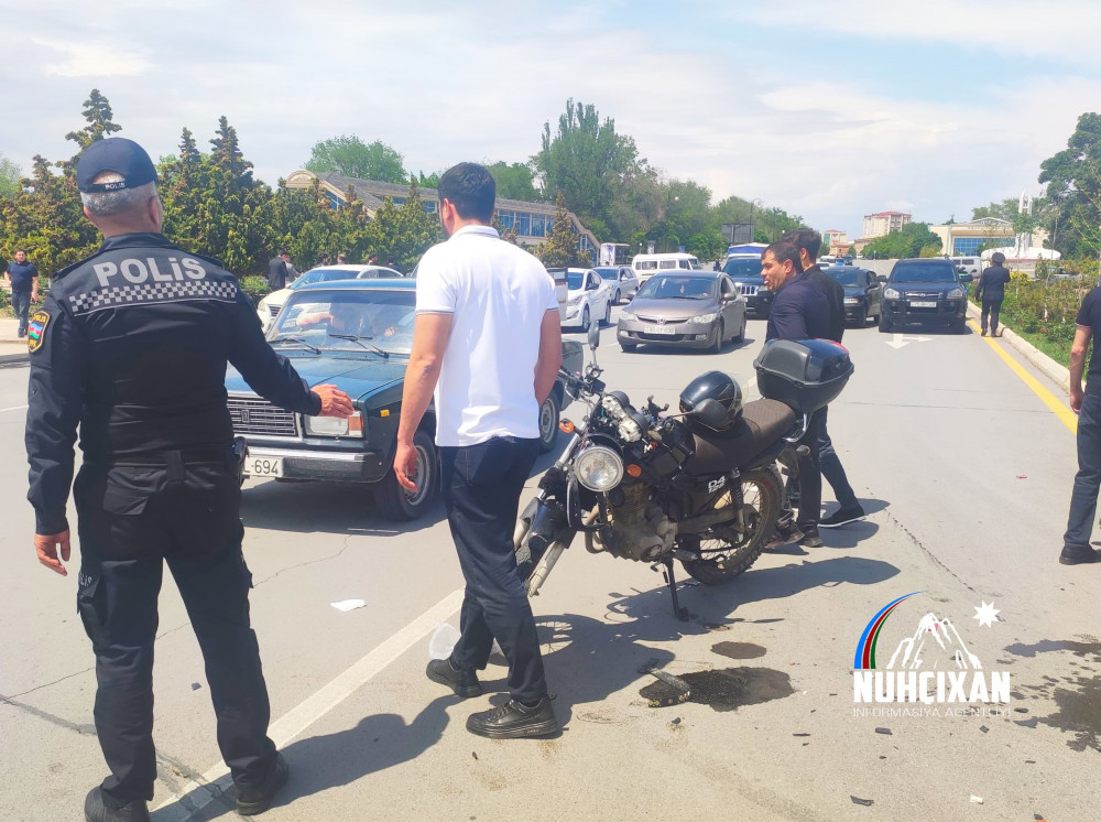 Naxçıvan şəhərində avtomobillə motosiklet toqquşub, xəsarət alan var<font color=red> - FOTOLAR</font>