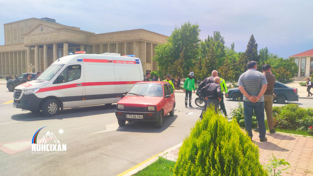 Naxçıvan şəhərində avtomobillə motosiklet toqquşub, xəsarət alan var<font color=red> - FOTOLAR</font>