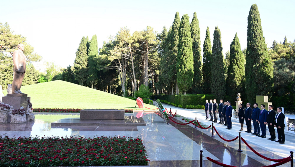 Naxçıvanın Bakıdakı daimi nümayəndəliyinin kollektivi Ulu Öndər Heydər Əliyevin məzarını ziyarət edib<font color=red> - FOTOLAR</font>