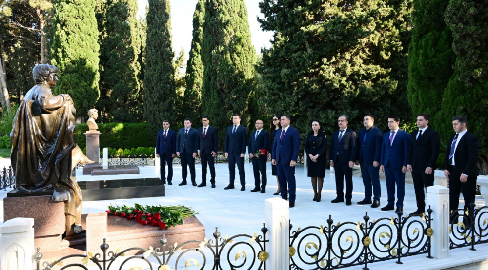 Naxçıvanın Bakıdakı daimi nümayəndəliyinin kollektivi Ulu Öndər Heydər Əliyevin məzarını ziyarət edib<font color=red> - FOTOLAR</font>