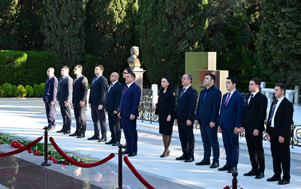 Naxçıvanın Bakıdakı daimi nümayəndəliyinin kollektivi Ulu Öndər Heydər Əliyevin məzarını ziyarət edib<font color=red> - FOTOLAR</font>