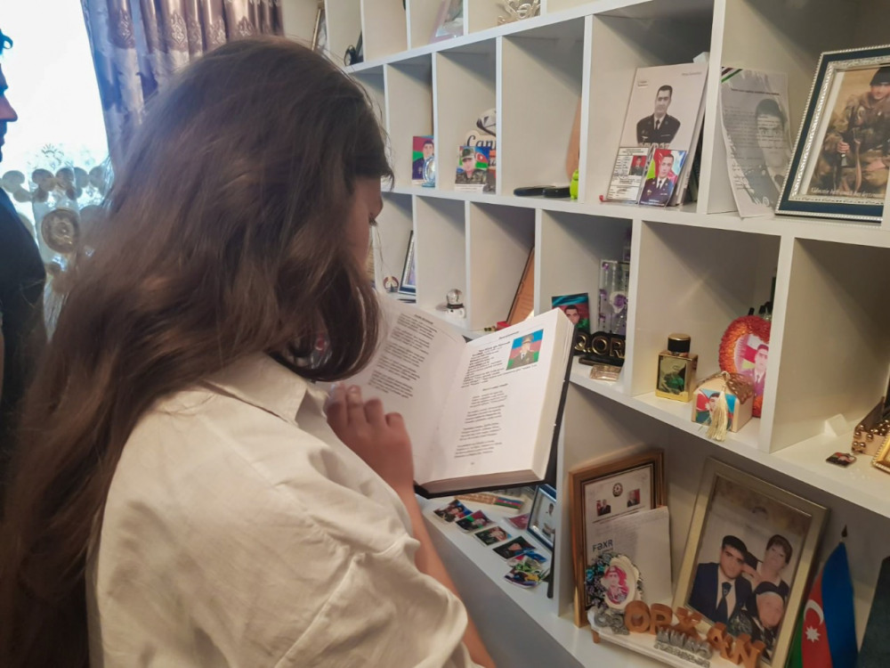 Gənclər şəhid ailələrini ziyarət edib<font color=red> - FOTOLAR</font>