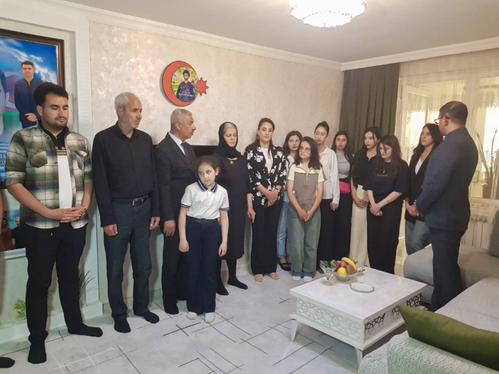 Gənclər şəhid ailələrini ziyarət edib<font color=red> - FOTOLAR</font>