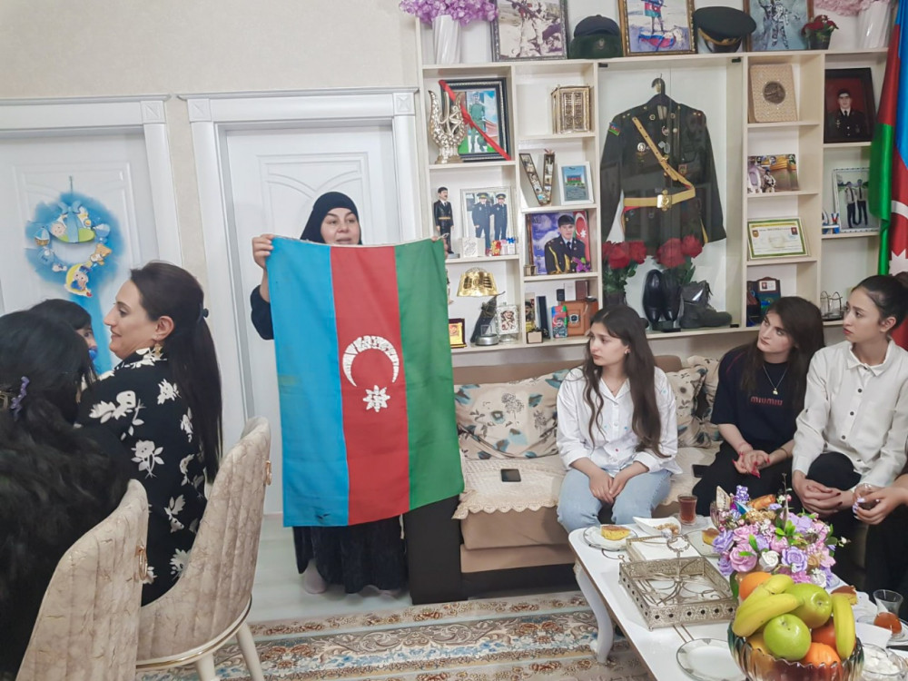 Gənclər şəhid ailələrini ziyarət edib<font color=red> - FOTOLAR</font>